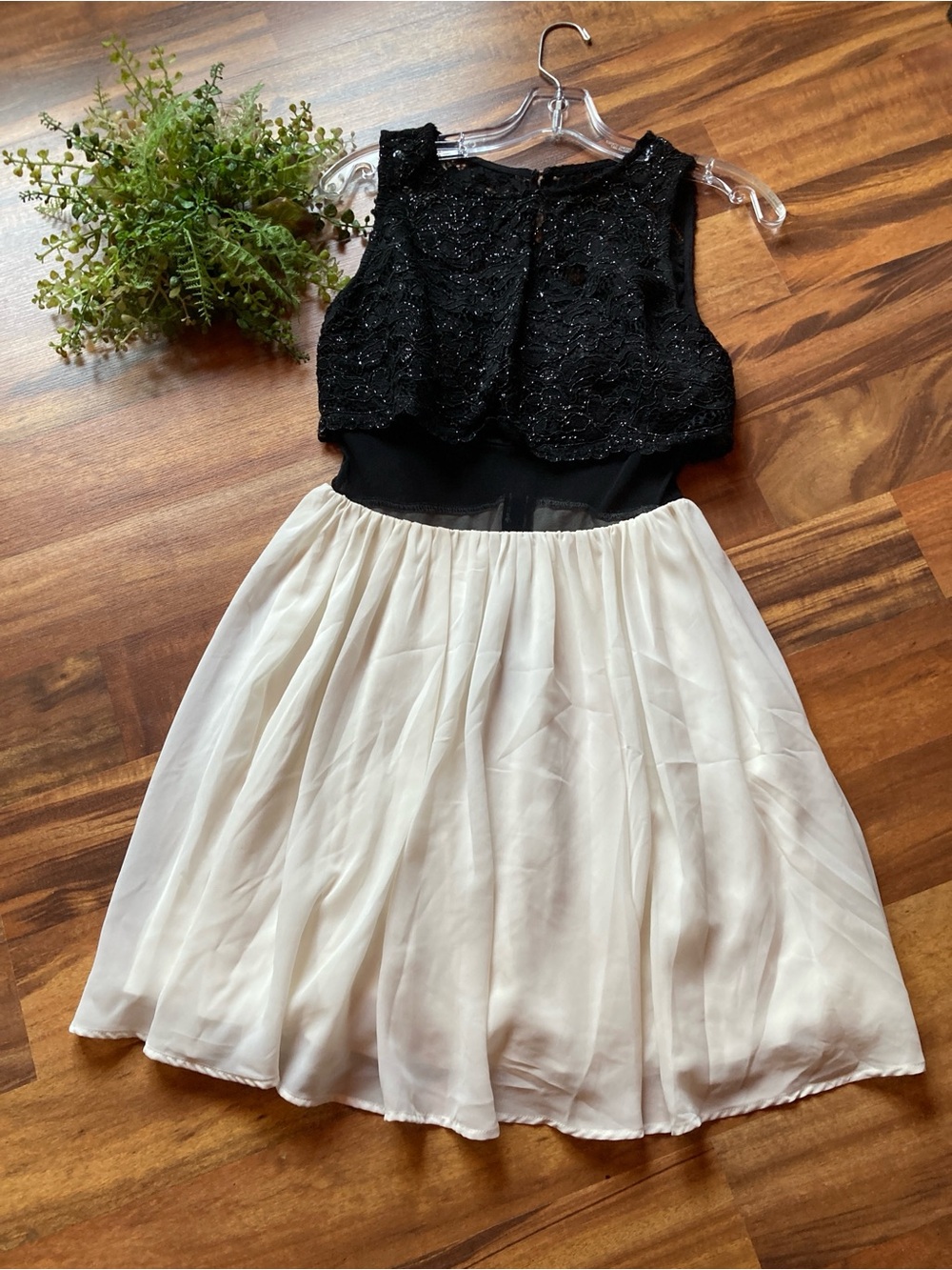Jodi Kristopher Jr. 7 sleeveless black lace white chiffon party dress
